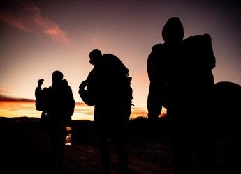 Migranti, la strategia: accordi per frenare partenze