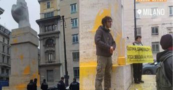 Milano, attivisti Ultima generazione imbrattano scultura di Cattelan – Video