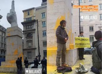 Milano, attivisti Ultima generazione imbrattano scultura di Cattelan – Video