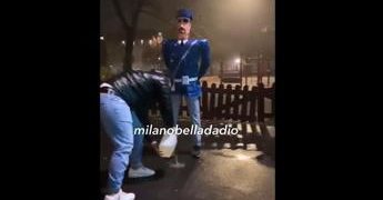 Milano, bruciano manichino poliziotto: denunciati padre e figlio