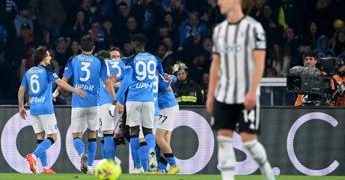 Napoli-Juve 5-1, azzurri travolgono bianconeri: fuga per scudetto