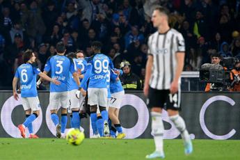 Napoli-Juve 5-1, azzurri travolgono bianconeri: fuga per scudetto