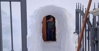 Neve in Abruzzo, scava un tunnel per uscire di casa