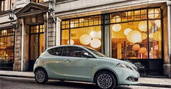 Nuova Lancia Ypsilon: elegante, connessa e ibrida