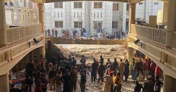 Pakistan, sale a 87 morti bilancio attentato moschea Peshawar