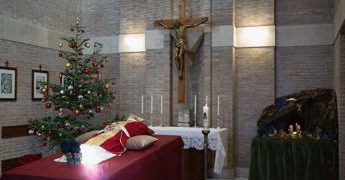 Per Benedetto XVI mitra e paramenti rossi: albero di Natale nella cappella dove riposa