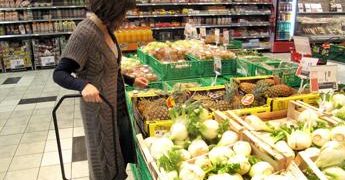Prezzi, verso stangata da 2.435 euro a famiglia nel 2023