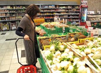 Prezzi, verso stangata da 2.435 euro a famiglia nel 2023