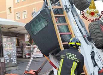 Roma, si ribalta con bobcat: salvato dai Vigili del fuoco