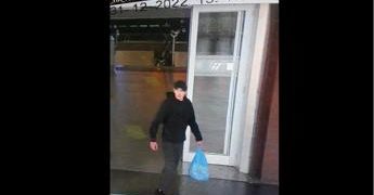 Roma, turista israeliana accoltellata a Termini: arrestato aggressore – Video