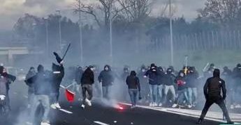 Scontri tra tifosi di Napoli e Roma su A1: “Un agguato” – Video
