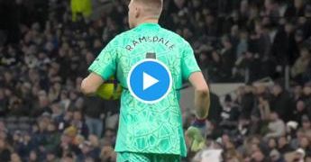 Tifoso del Tottenham colpisce con calcio portiere dell’Arsenal – Video