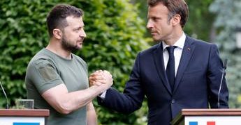 Ucraina, Macron: “Sostegno fino alla vittoria, Francia manda carri armati leggeri”