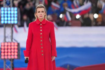 Ucraina, Zelensky sospende cittadinanza a preti filorussi. Russia: “Satanismo”