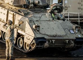 Ucraina, dagli Usa 30 carri armati Abrams. Russia: “Li distruggeremo”