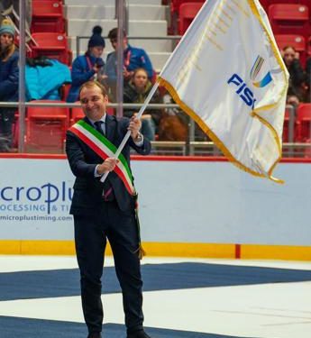 Università, a Lake Placid consegnata a Torino bandiera Fisu per i Giochi del 2025