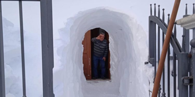 Neve in Abruzzo, scava un tunnel per uscire di casa