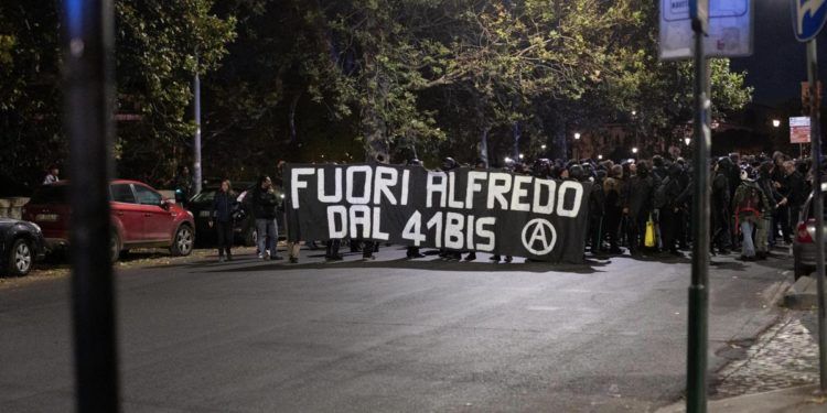 Anarchici, medico Cospito: “Muscoli ipotonici e ipotrofici, è sull’orlo del precipizio”