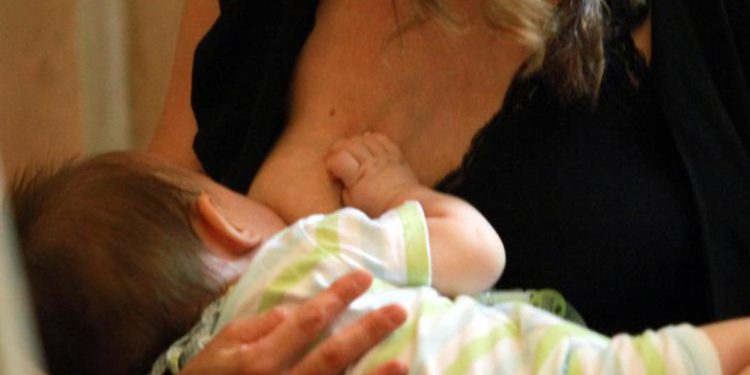 Covid, latte di mamma vaccinata protegge il bebè: lo studio