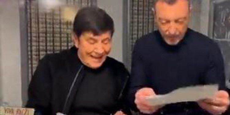 Sanremo 2023, Amadeus svela duetti e cover da Fiorello: quali sono – Video