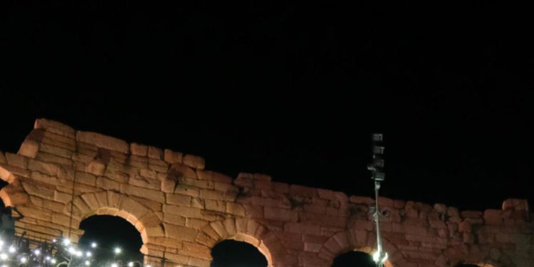 Arena Verona, cade pezzo di stella di Natale: danneggiati gradoni