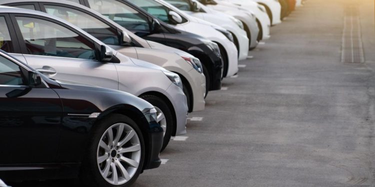 Auto, il 2022 anno nero: immatricolazioni giù quasi del 10%