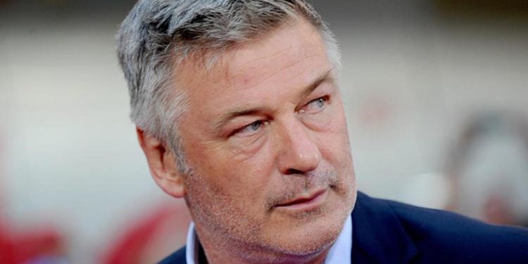 Alec Baldwin è accusato omicidio colposo per la morte di Halyna