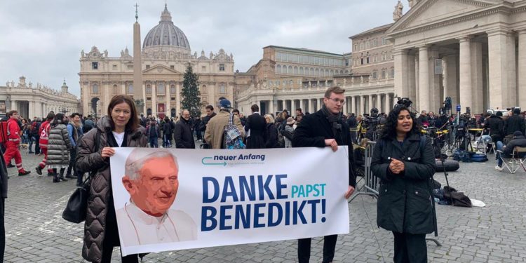 Ratzinger, il ‘grazie’ dei fedeli: “Ha portato alla luce problemi Chiesa”