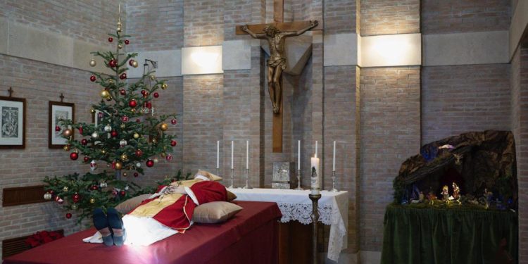 Per Benedetto XVI mitra e paramenti rossi: albero di Natale nella cappella dove riposa