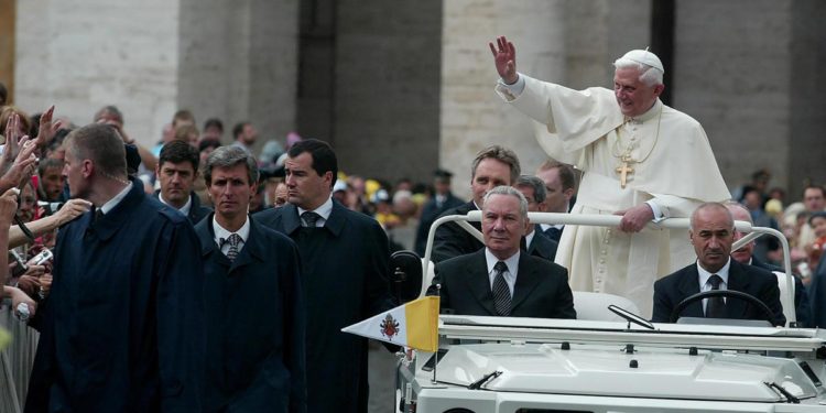 Benedetto XVI, il Papa più longevo e il primo ‘emerito’