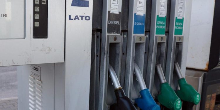 Carburante, riprendono a salire prezzi di benzina a gasolio oggi in Italia