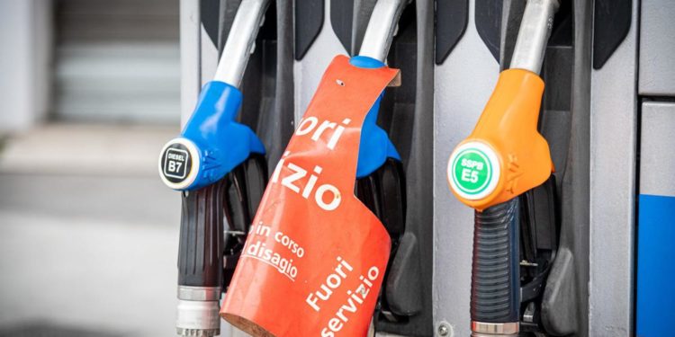 Carburante, lieve aumento prezzi benzina e gasolio oggi in Italia