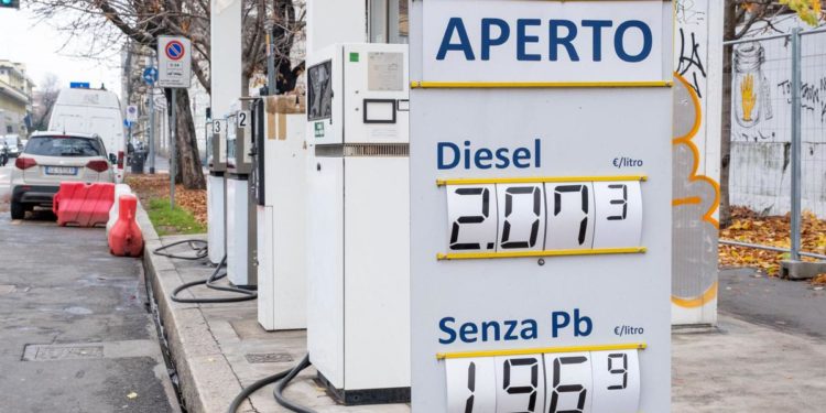 Prezzi benzina, Meloni vede vertici Gdf: gli aumenti oggi in Cdm