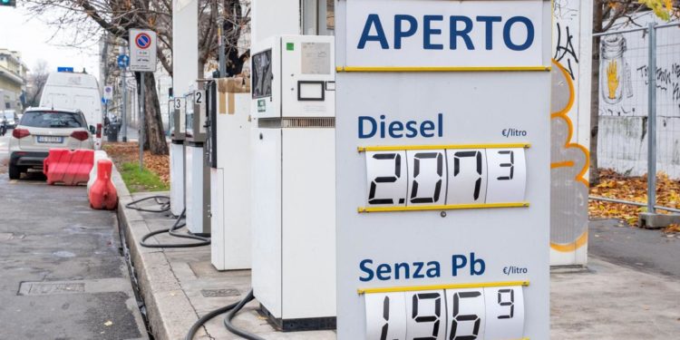 Benzina e gasolio, il peso di accise e Iva: come sono fatti i prezzi