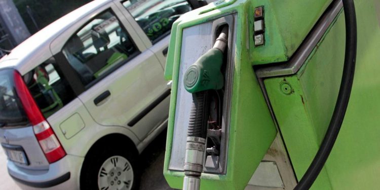 Prezzi benzina, Pichetto: “Rialzi sopra 2 euro? Oggi è speculazione”