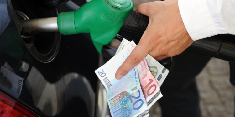 Carburanti, doppio balzo dei prezzi per benzina e diesel