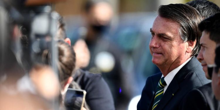 Bolsonaro, la nuova vita in Florida tra fast food e selfie con sostenitori