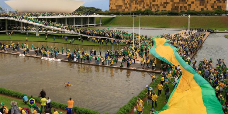 Brasile, Bolsonaro sotto inchiesta per l’assalto alle istituzioni
