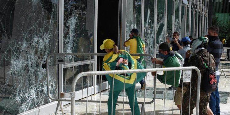 Brasile, “cibo e bus gratis”: i messaggi social che anticipavano assalto