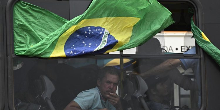 Brasile, identificato chi ha finanziato trasporto dei rivoltosi a Brasilia