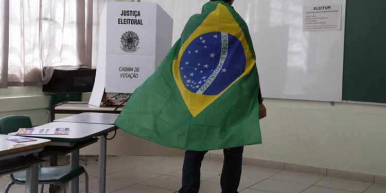 Brasile, rivoltosi con maglia Selacao: Bolsonaro esortò a indossarla