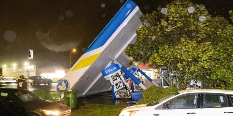 California, oltre 100mila senza elettricità per ‘ciclone bomba’