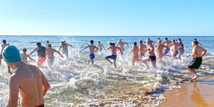 Capodanno, Tradizionale bagno a mare a Tre Fontane