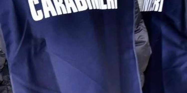 Reggio Emilia, picchiava la moglie davanti ai figli: arrestato 43enne