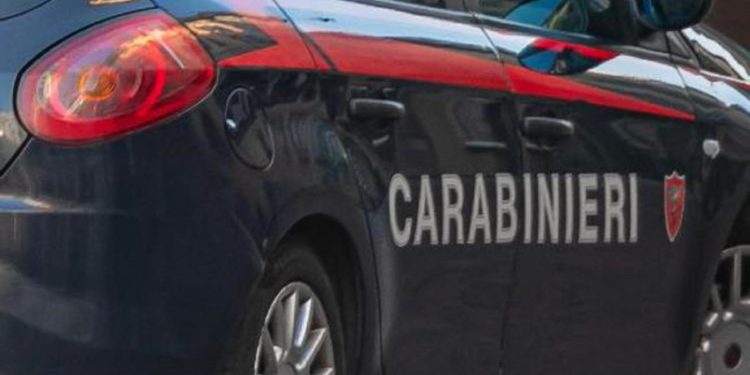 Ritrova portafogli con 700 euro e lo restituisce