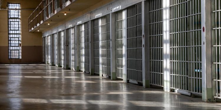 Scozia, stupratore di due donne si dichiara trans: non andrà in carcere femminile