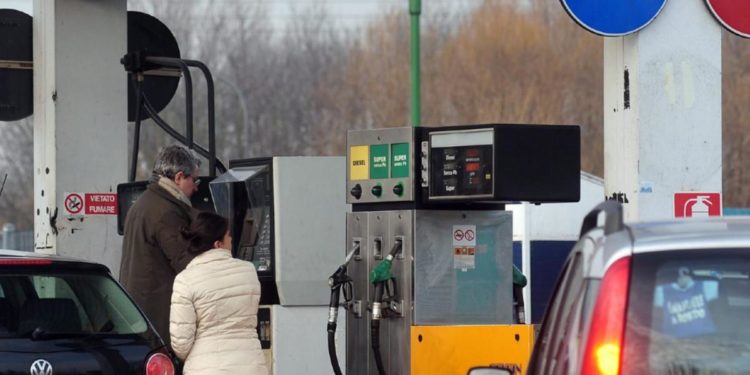 Caro carburante, oggi governo incontra sindacati su prezzo benzina