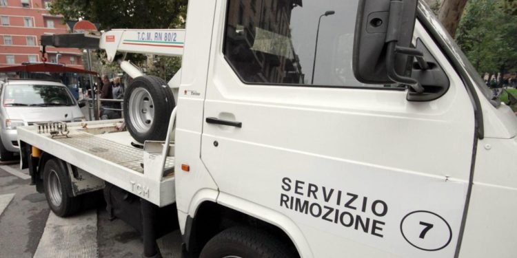 Capodanno col botto a Firenze, Ferrari sbatte contro 4 auto