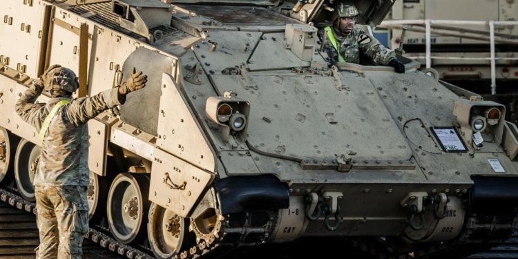 Ucraina, dagli Usa 30 carri armati Abrams. Russia: “Li distruggeremo”