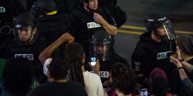 Usa, pestato a morte da agenti. Capo polizia Memphis: “Video con immagini disumane”